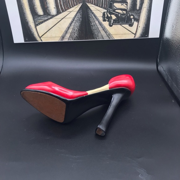 CERAMIC RED ELEGANT STILETTO HIGH HEEL ART ORNAMENT - Picture 4 of 4